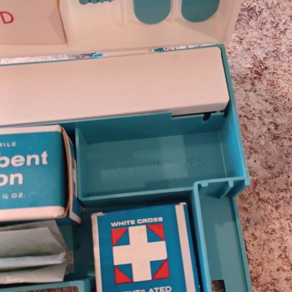 Vintage White Cross Emergency First Aid Kit~ Copyright 1965 - Picture 5 of 16